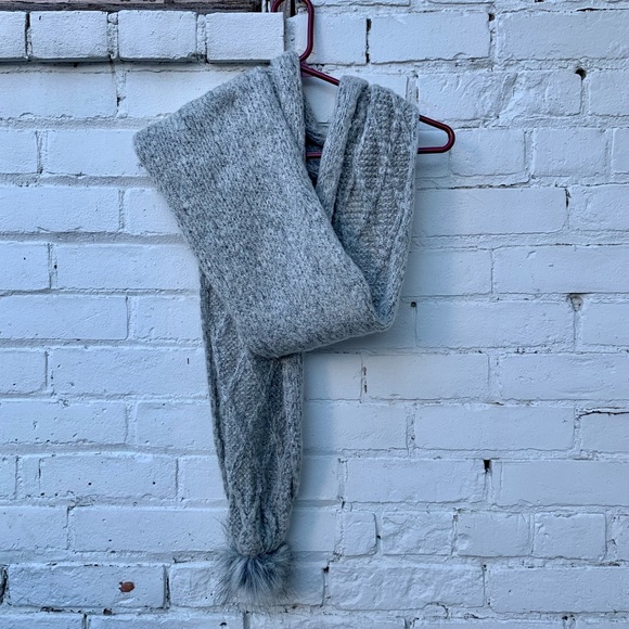 ✨Free Add-On✨ Grey Cable-Knit Scarf With Faux Fur - Picture 2 of 4